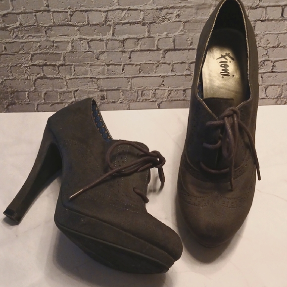 FIONI Clothing Shoes - Women's Grey Platform Heeled Shoes Size 8